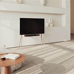 Best IPTV setup USA — smart TV in a minimalist living room ready for streaming apps and IPTV players